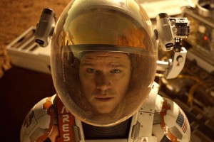 O astronauta Mark Watney (Matt Damon) é enviado a uma missão em Marte. Após uma severa tempestade ele é dado como morto, abandonado pelos colegas e acorda sozinho no misterioso planeta com escassos suprimentos, sem saber como reencontrar os companheiros ou retornar à Terra.