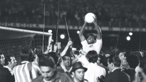 Com a camisa do Santos, Pelé marcou seu milésimo gol em partida realizada no Maracanã contra o Vasco da Gama