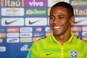 A rivalidade não ficou apenas com os santistas. Em seu site oficial, o Corinthians deixou todas as fotos em que seus jogadores convocados aparecem em preto e branco, para evitar que a camisa de treino do Brasil, na cor verde e do arquirrival Palmeiras, ficasse em destaque