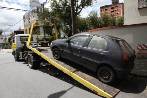 Operação realizada pela Companhia de Engenharia de Tráfego (CET) de remoção de um veículo na Rua Greenhalgh, no Bairro do Embaré, em Santos