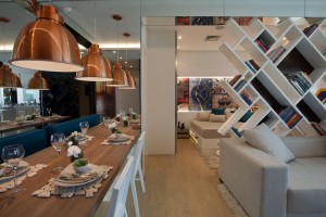 Crédito: Fernanda Marques Apartamento muito bem aproveitado. Divisória criativa de ambientes. No ambiente de jantar foi usado o banco fixo e espelhos.