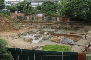 Além da demora na execução das obras, iniciadas há mais de um ano, o local acumula poças de água, o que pode atrair mosquitos, inclusive os da dengue