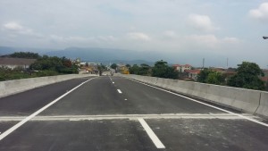 Quem vem de Praia Grande sentido São Paulo, deverá desviar na altura da Avenida Martins Fontes, acessar a Rua Joaquim Guaraná de Santana e retornar à Imigrantes na altura da Rua General Mariano Hermes da Fonseca