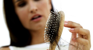 Perder cabelo é algo normal. Por dia, cerca de 50 a 100 fios caem da cabeça. Levando em conta que temos em média 100 mil fios sobre o couro cabeludo, este número chega a ser imperceptível