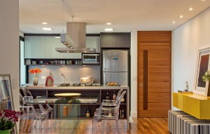 Crédito: Ricardo Miura e Carla Yasuda Esse apartamento aplicou perfeitamente decoração para o ambiente. Apesar de pequena, a cozinha conta com móveis sob medida. Os eletrodomésticos, com exceção da geladeira, são pequenos o que facilita nesses casos, inclusive a utilização de fogão cooktop. Fora isso, estão presentes os truques de transparência da mesa e cadeiras, e bastante iluminação e base de cor clara.
