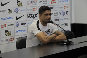 Camisa 8 santista está preocupado com a situação do gramado da Vila, que vem recebendo muitos jogos seguidos do time profissional e das categorias de base do clube