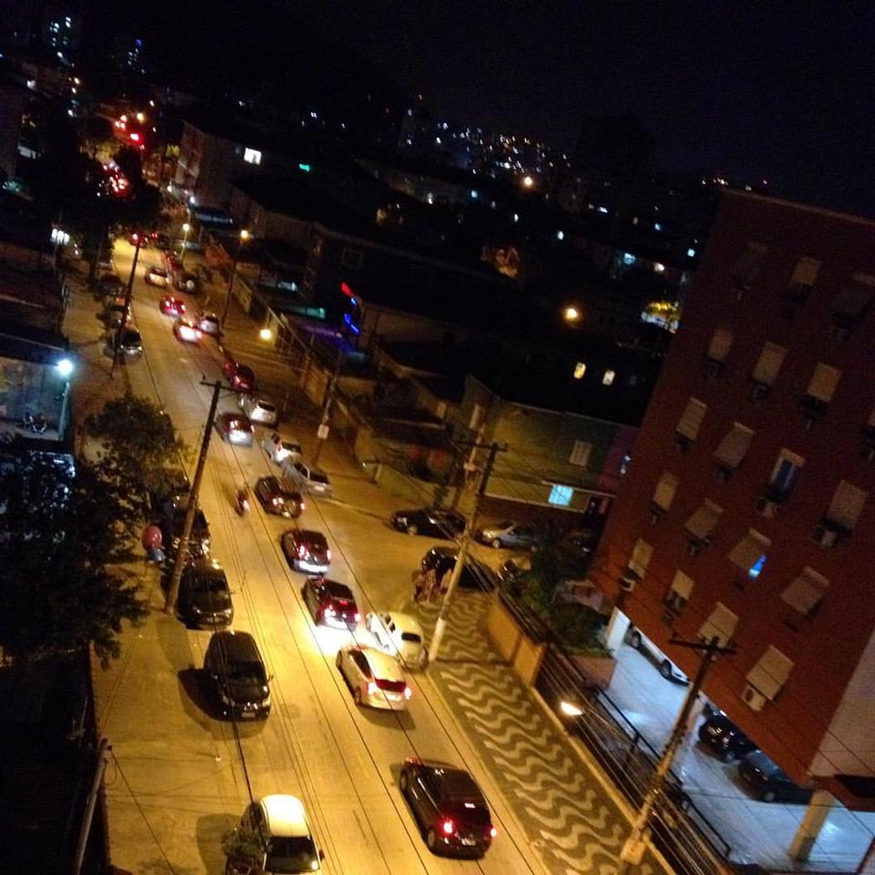 #DeOlhoNaCidade Trânsito intenso na rua Godofredo Fraga, no Marapé. O leitor Paulo de Oliveira, que nos enviou esta foto, reclama do caos diário na região. Segundo Paulo, a falta de faixa de pedestres e o excesso de carros impossibilita que os munícipes atravessem a rua com tranquilidade e segurança. Um dos motivos do excesso de veículos é porque a Avenida Pinheiro Machado - sentido praia - Centro está fechada para obras do VLT, entre a Avenida Francisco Glicério e João Caetano. A situação tende a complicar, pois a abertura da pista está prevista apenas para quarta-feira.