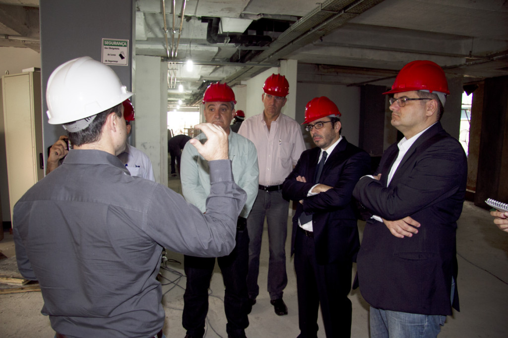 Vereadores visitam obra do Hospital dos Estivadores