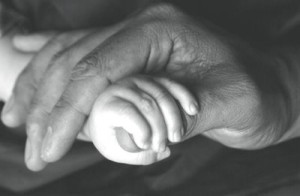 velho criança mãos