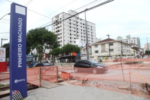 Obras em diversas trechos do VLT apresentam problemas, segundo a Prefeitura, que intimou a EMTU. Empresa vai analisar as queixas