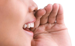 Nos adultos o mau uso da voz pode causar vários tipos de alterações estruturais no epitélio das cordas vocais