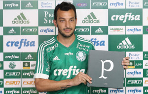 Na apresentação, ele recebeu a camisa 3 do vice-presidente do Palmeiras, Genaro Marino Neto, que ressaltou que o zagueiro foi campeão por todos os times pelos quais passou