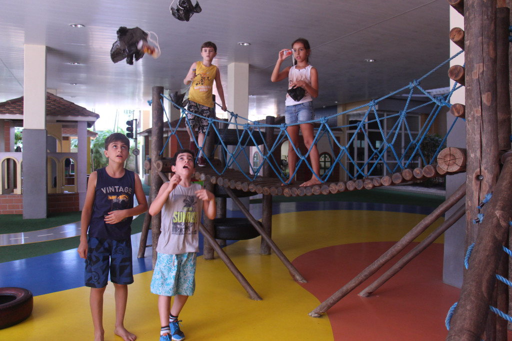 Momentos lúdicos e educativos são oferecidos às crianças