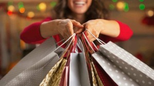 O levantamento aponta ainda que três em cada dez (29,5%) consumidores concordam que fazer compras melhora o humor e 24,5% confessam realizar compras quando se sentem deprimidos