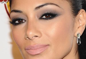 Como gosta de destacar os olhos, a cantora Nicole Scherzinger prefere anular o tom dos lábios 