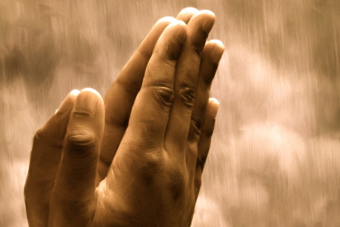 Resultado de imagem para rezando de mãos postas