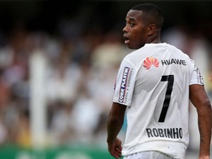 A confiança do Santos é tão grande em relação ao retorno de Robinho que a camisa 7 continua reserva para ele mesmo com a chegada do atacante Paulinho