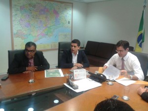 O secretário de habitação de São Vicente, Emerson Santos; deputado estadual Caio França e o secretário estadual de habitação Rodrigo Garcia.