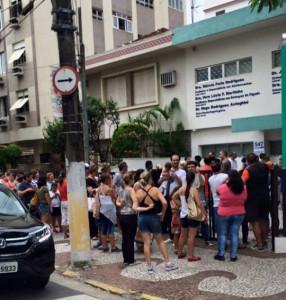 Fila na porta da clínica Mar Saúde. Foto enviada pela leitora Kátia Stakewiski