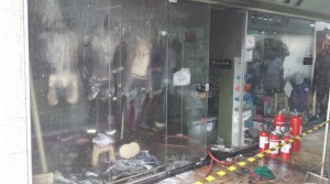 Loja após o incêndio, com roupas e manequins completamente queimados