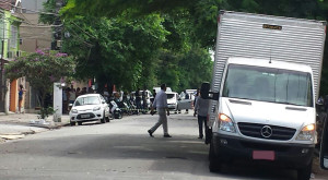 Rua Silva Jardim, no Macuco, fechada para policiais apurarem o fato. Foto: Nando Santos