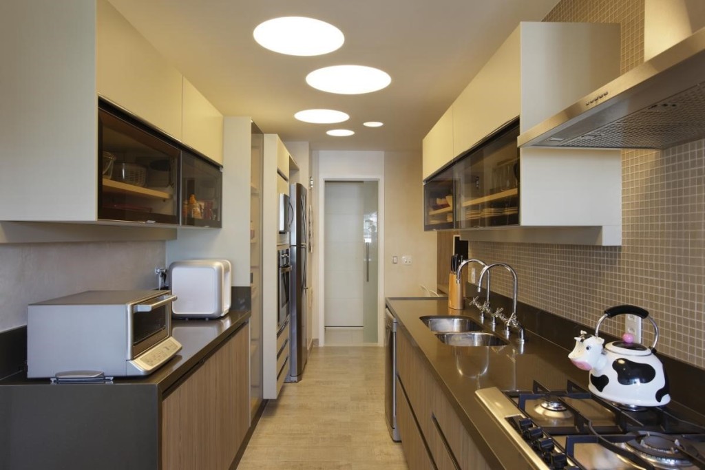 Cozinha ampla e clean. Projeto da arquitera Leila Dionizios Arquitetura.