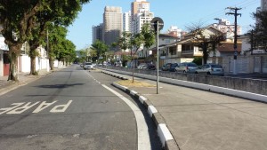 Depois de um tempo esquecidas, as vias voltam a receber pintura de cal nas guias