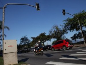 Semáforos inteligentes serão distribuídos em vários pontos da Cidade e funcionarão de acordo com a demanda de veículos de acordo com o fluxo