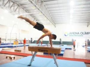 Atletas de cinco países treinam em Santos até terça para participar de evento teste que ocorrerá no Rio de Janeiro na próxima semana.