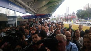 Em razão da chuva, políticos, assessores e imprensa se espremeram na plataforma de embarque da estação Bernardino de Campos