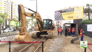 As obras do VLT estão sendo realizadas nas imediações da Avenida Ana Costa, onde ocorreu o rompimento de tubos da Sabesp.
