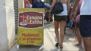 Placa é instalada diariamente na esquina onde o estabelecimento ficava, atrapalhando o fluxo dos pedestres.