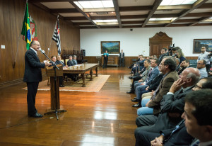 O Governador participa da assinatura de convenios