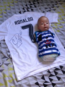 Camisa usada pela jogador Cristiano Ronaldo será usada para ajudar nas despesas do pequeno Gabriel.