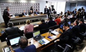 Por 15 a 5, senadores aprovaram a votação do pedido de impeachment da presidente Dilma Rousseff. Projeto agora vai ao plenário, cuja votação ocorrerá na quarta (11).