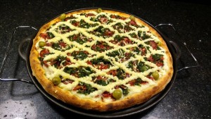 Na foto,piizza Brasileirinha (couve na manteiga e alho, catupiry, toscana apimentada e parmesão), da Buona Cia Pizzaria