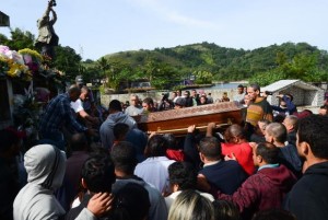 Enterro de jovens terminou no final da manhã. Apenas um corpo espera ser cremado