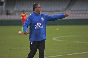 Técnico divulgou a lista dos jogadores convocados para a seleção. Santos FC cederá três atletas.