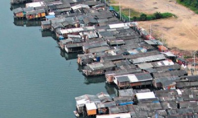 A falta de saneamento nas favelas contribui para o elevado volume de dejetos lançados no mar