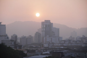 O tempo ficará firme neste sábado, mas uma frente fria trará chuva no domingo e especialmente na segunda-feira. No feriado, as temperaturas voltam a subir e sol deve prevalecer.