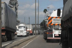 Após anos de espera, região da Alemoa poderá ter um pátio para estacionamento de caminhões que circulam pelo porto. Prazo, porém, pode demorar até três anos.