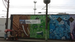 Faixas de eventos também são colocadas e não retiradas, mesmo após a sua realização.