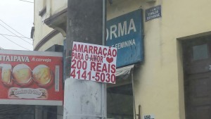 Placas do gênero se espalham pelas ruas da Cidade.
