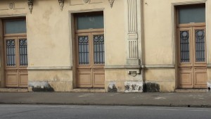 Na entrada do teatro, sinais claros de sujeira e relativo abandono
