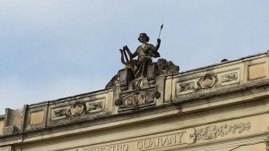 Imóvel histórico necessita de uma limpeza na fachada externa em razão da poluição.  