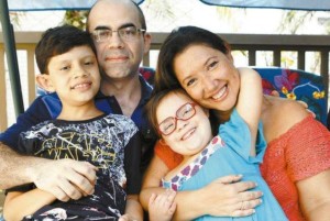 Viviane com o marido Alexandre e os filhos João Pedro e Maria Clara.