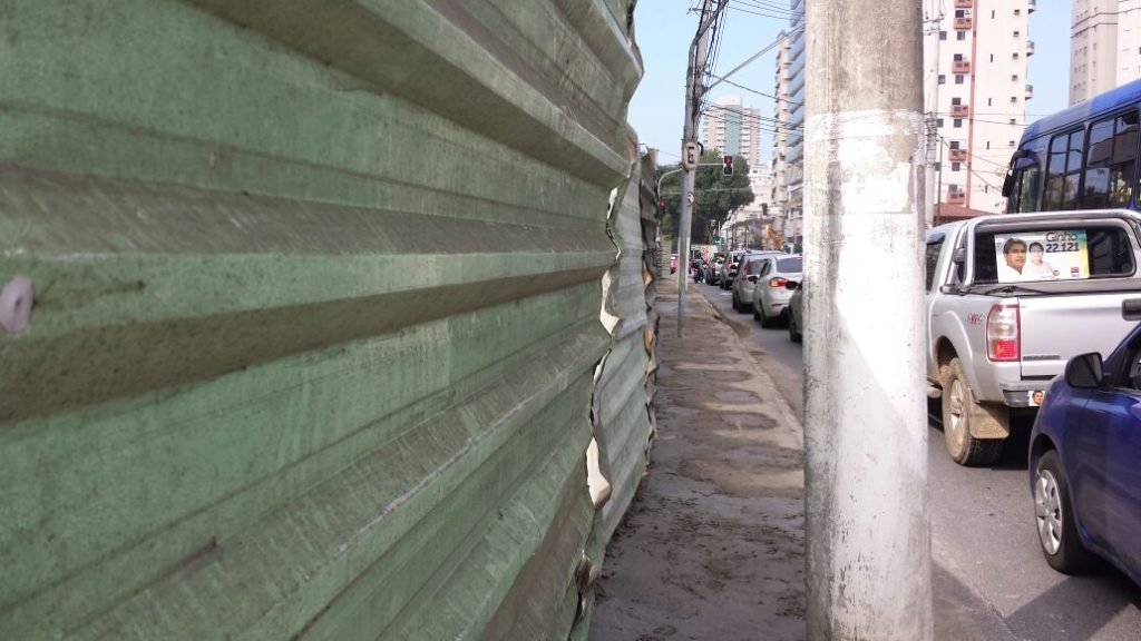 Empreiteira recua tapumes de obra na Encruzilhada