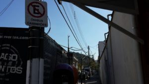 Apesar da placa, o estacionamento de caminhões é frequente