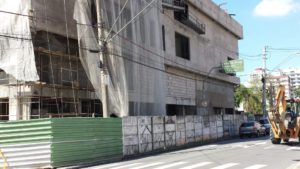 Obra já está em estado avançado, mas mesmo assim ninguém fiscalizou o abuso