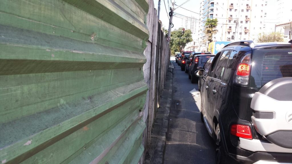 Obra ‘expulsa’ pedestres de andar na calçada